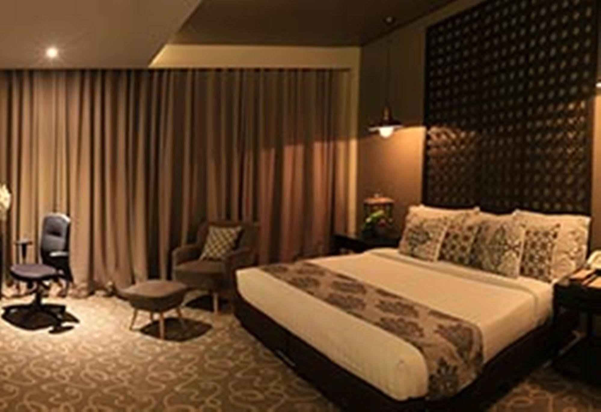 The Oriental Leyte Hotel Palo Bagian luar foto
